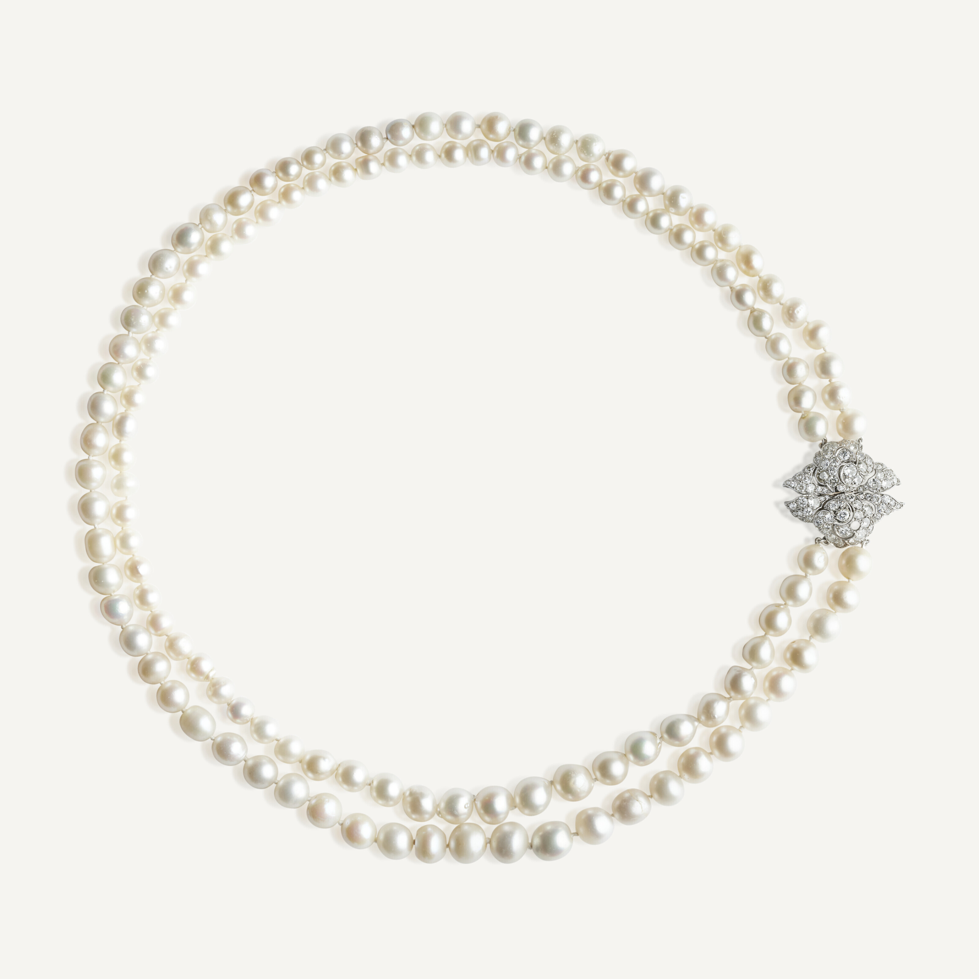 <strong><em> Adjugé !</em></strong>
<br /><strong>LA VENTE <em>JOAILLERIE PARIS</em></strong>
<strong>TOTALISE 7,5 M€ | 8,1 M$<br /><br /></strong>